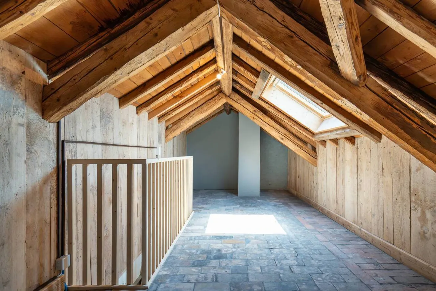 Dernier Étage - Spacieux 3.5 Pièces 99 m2 + Grenier dans un Ancien Bâtiment Rénové - Photo 11 sur 13