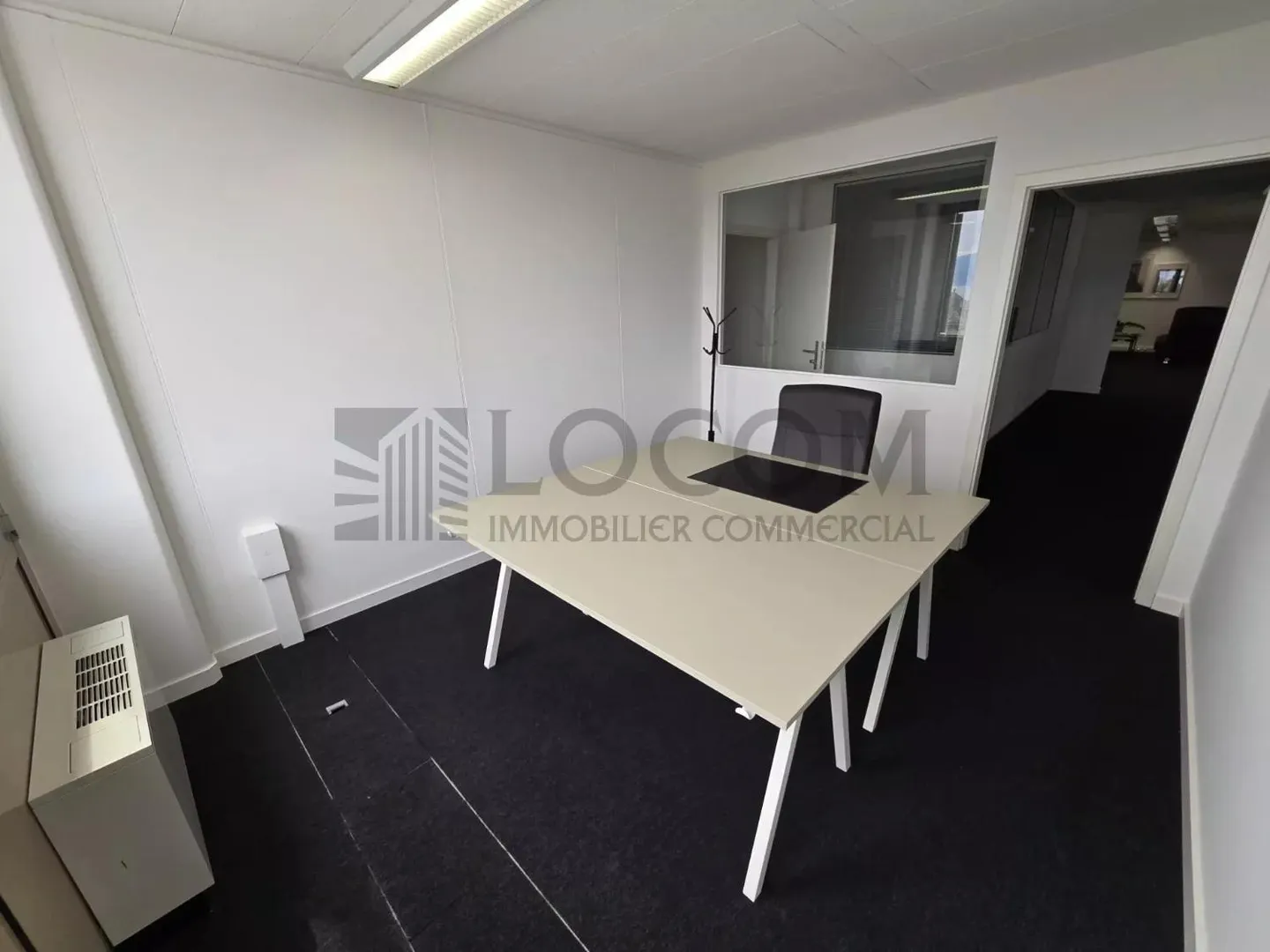 Scrivania o Ufficio Privato con Vista sul Lago - Foto 3 di 8