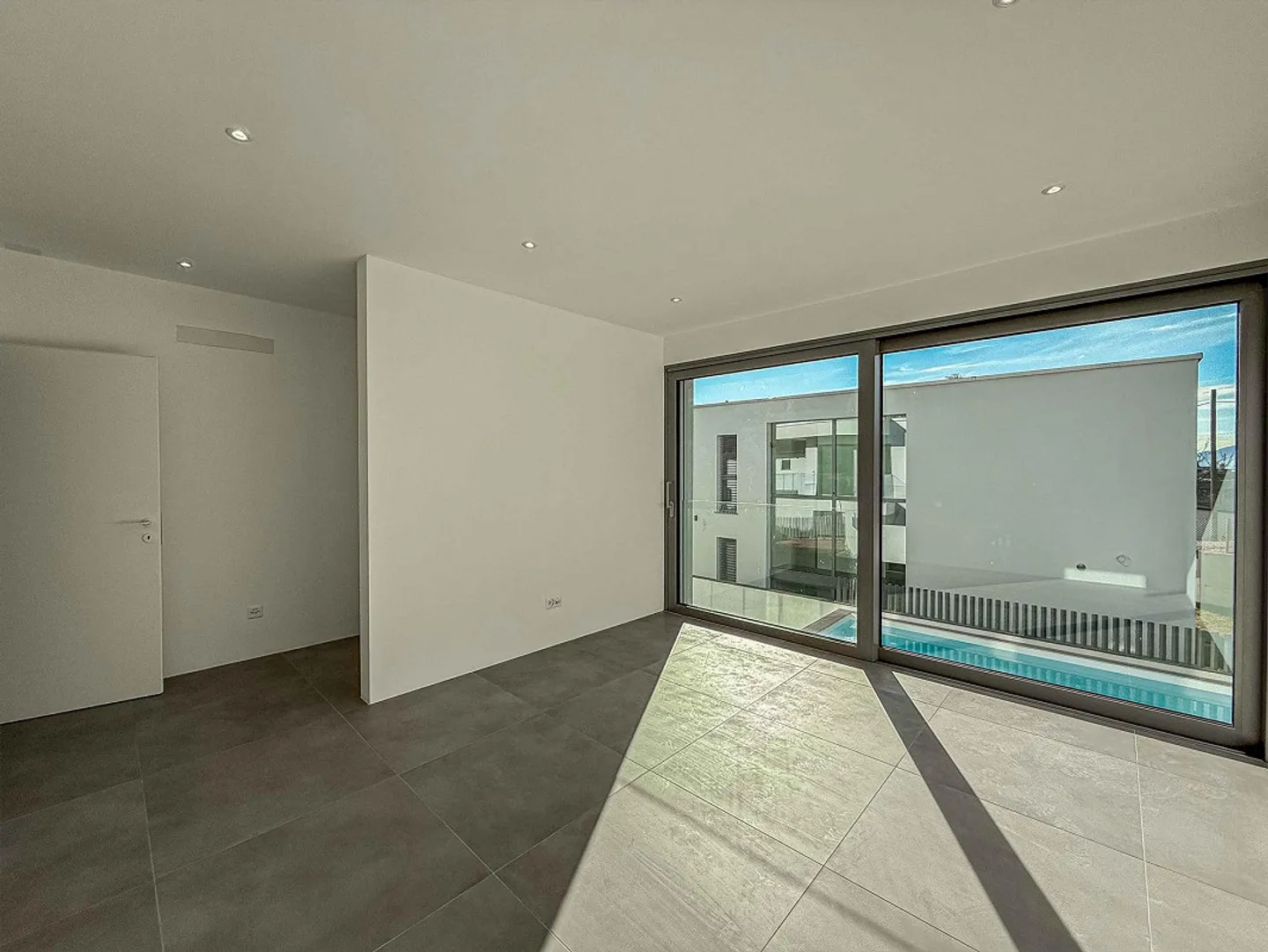 New and modern villa with garden and pool in Gravesano - Photo 8 of 17