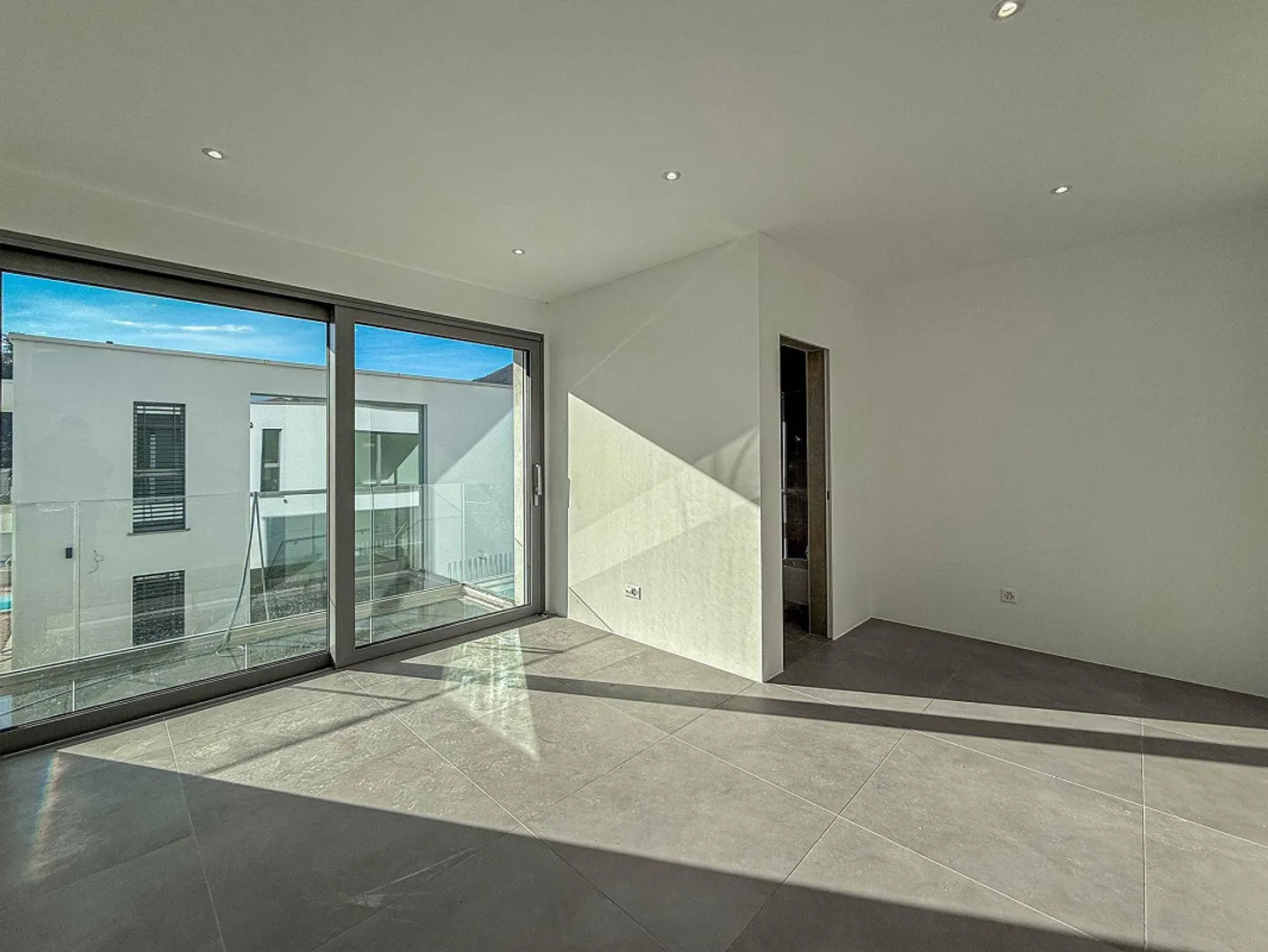 New and modern villa with garden and pool in Gravesano - Photo 9 of 17