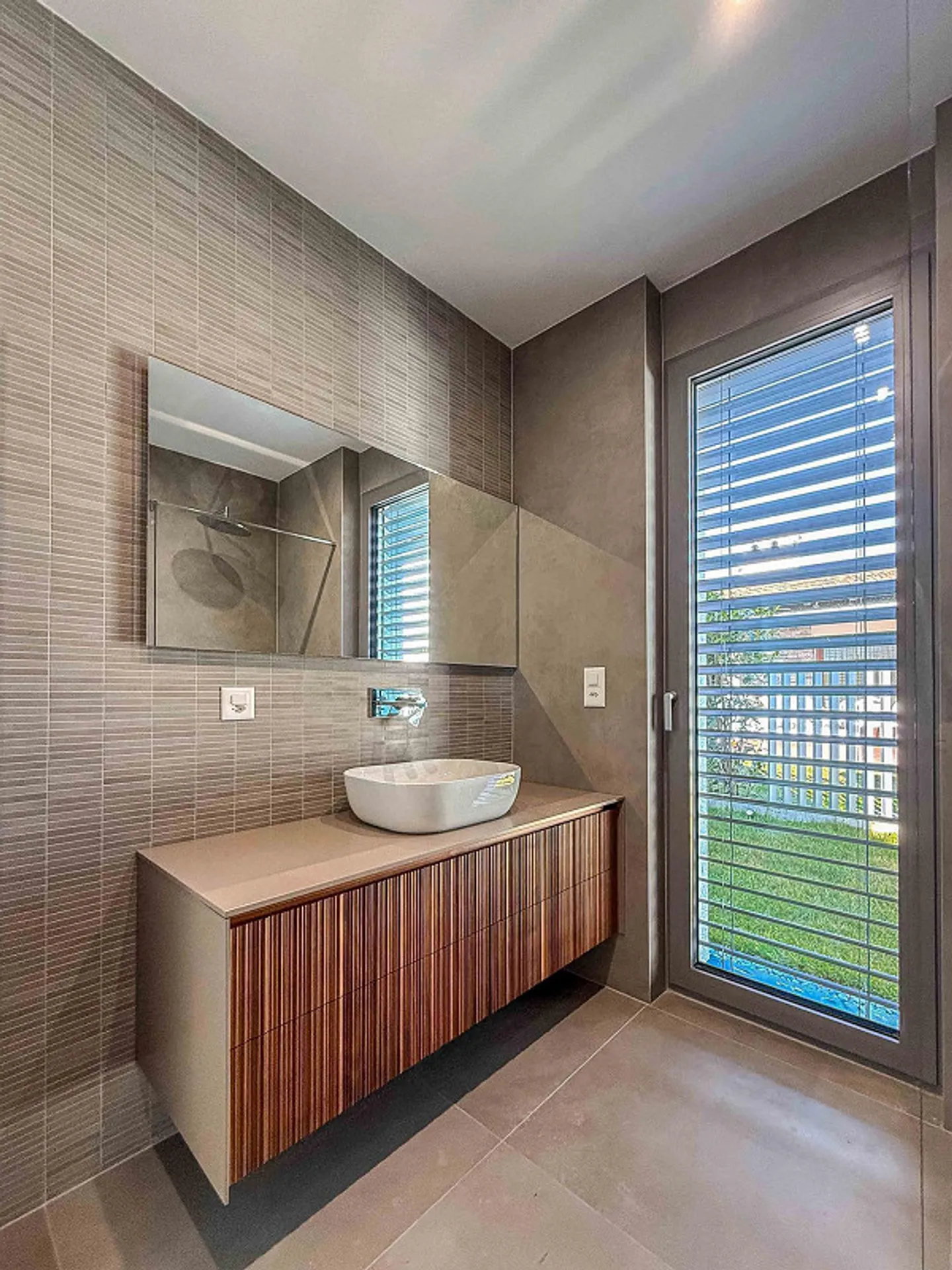 New and modern villa with garden and pool in Gravesano - Photo 11 of 17