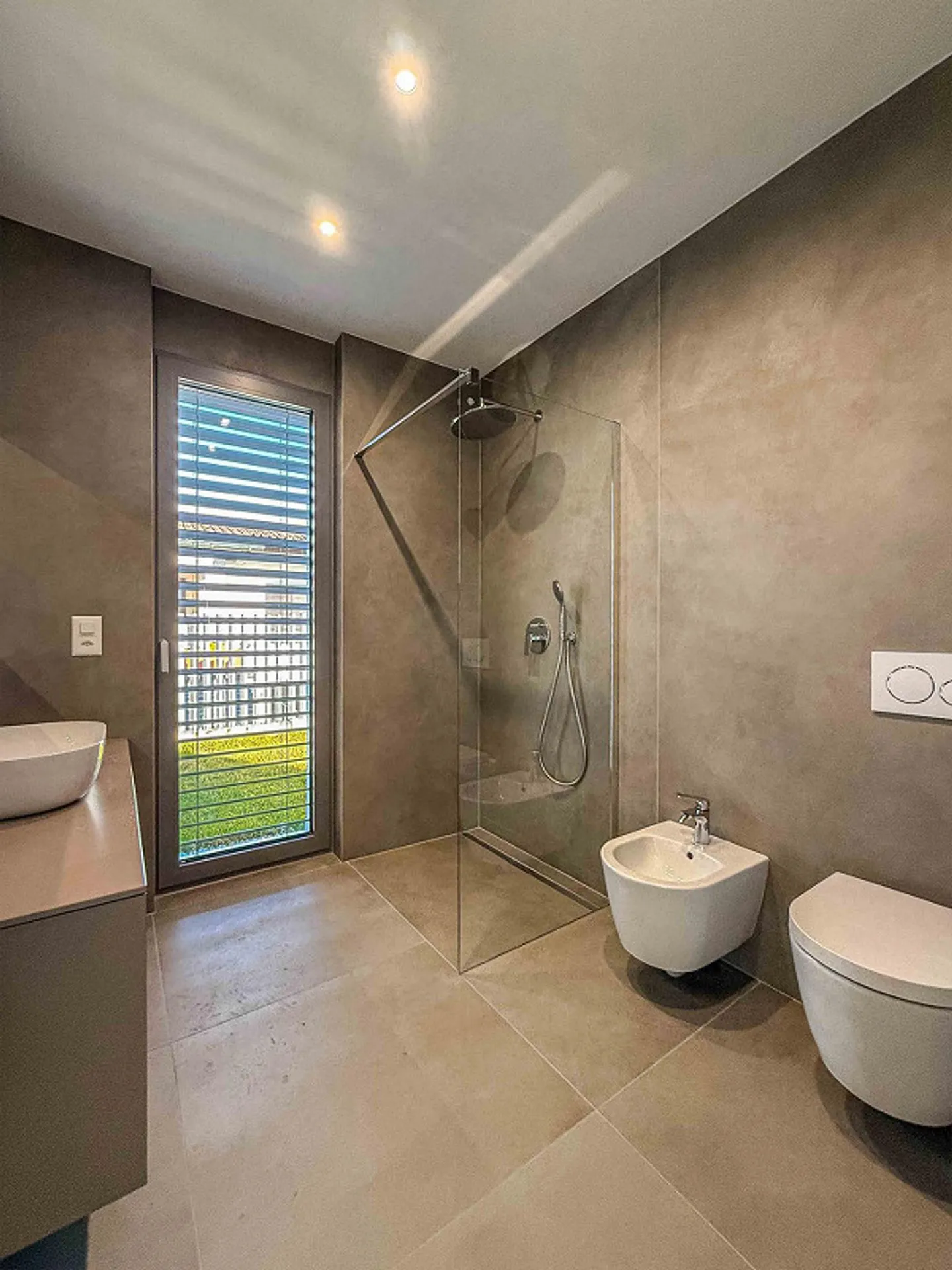 New and modern villa with garden and pool in Gravesano - Photo 12 of 17