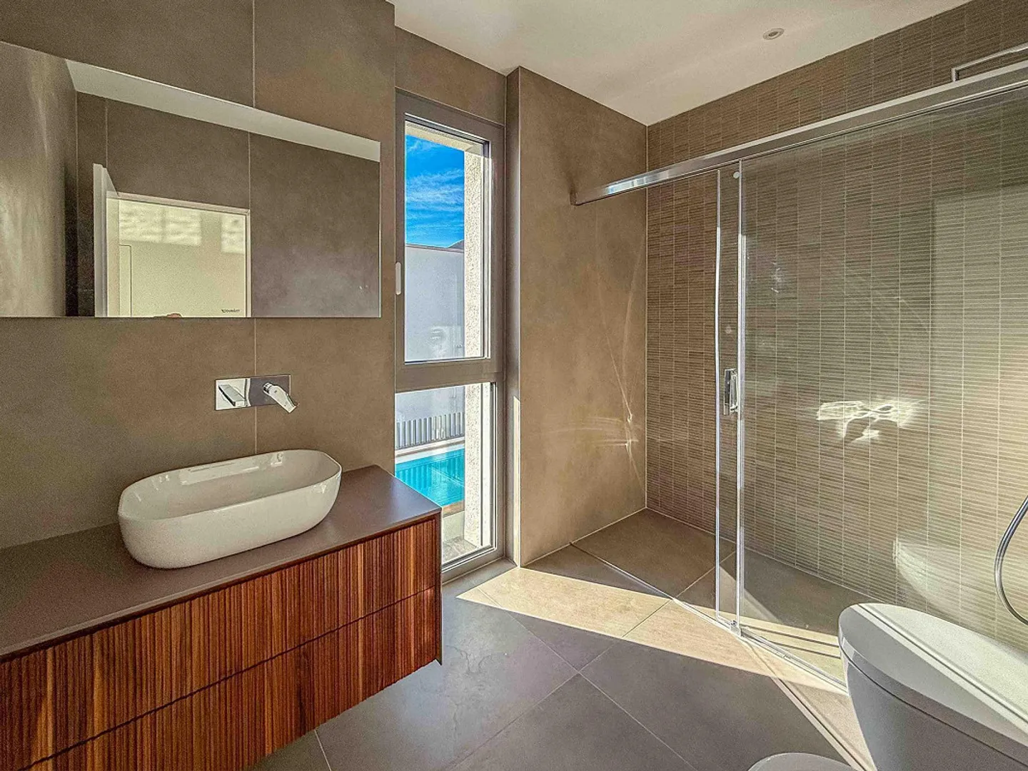 New and modern villa with garden and pool in Gravesano - Photo 13 of 17