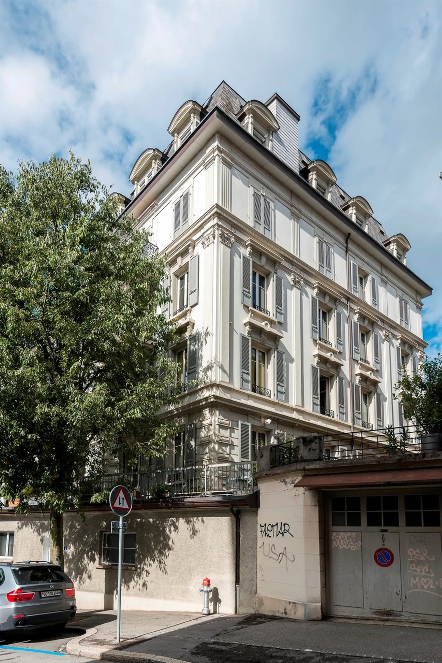 Beautiful apartment ideally located - Photo 1 of 2