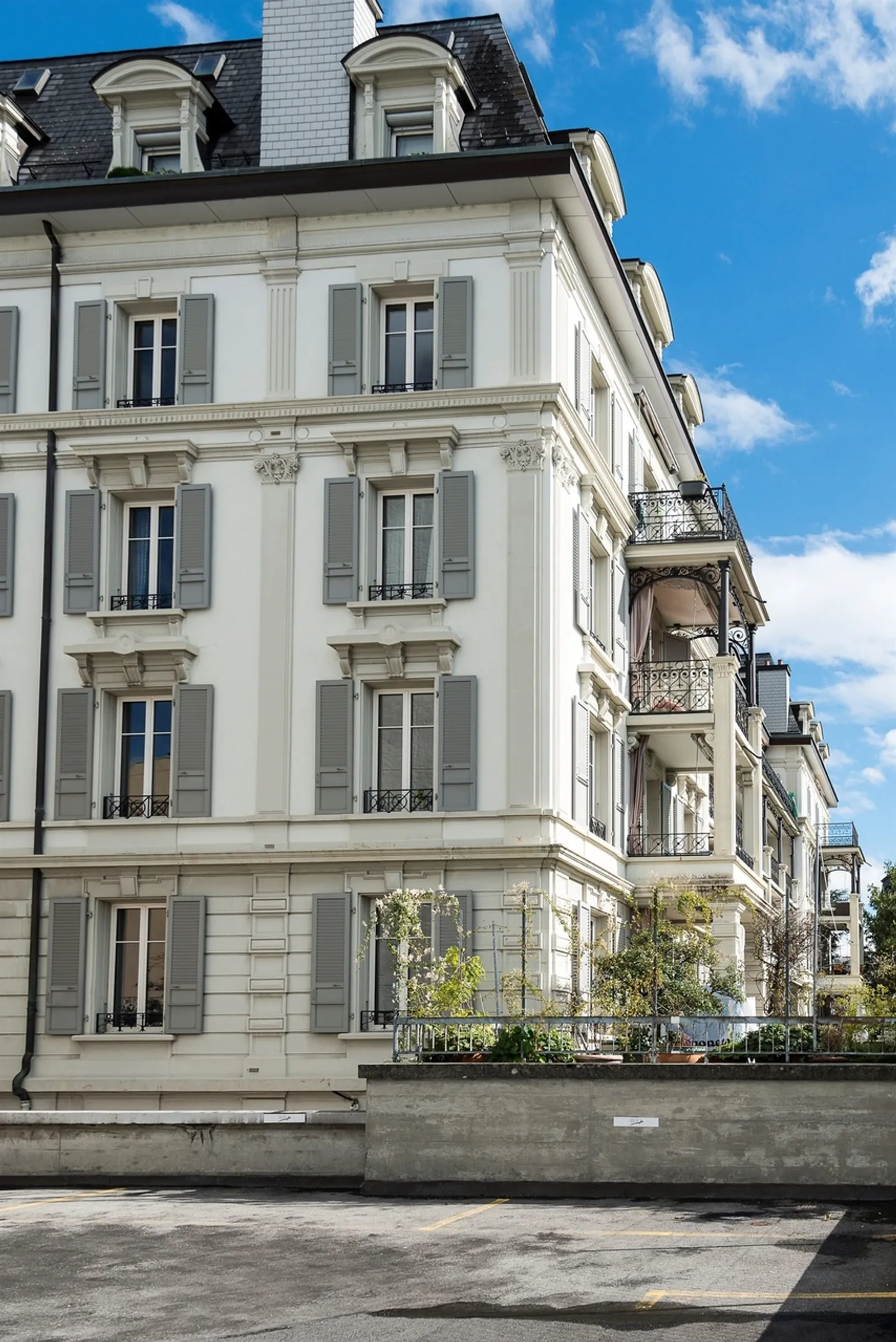 Beautiful apartment ideally located - Photo 2 of 2