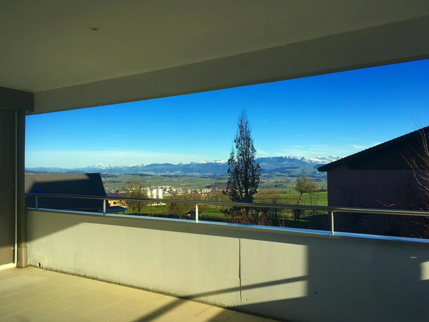 Appartement central de 4 1/2 pièces avec vue sur les montagnes - Photo 2 sur 12