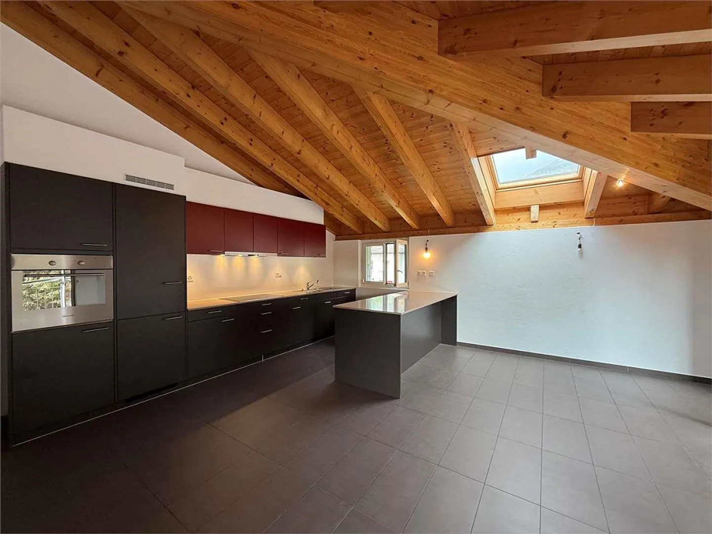 Appartement mansardé de 4,5 pièces, entouré de verdure à Cadro - Photo 2 sur 13