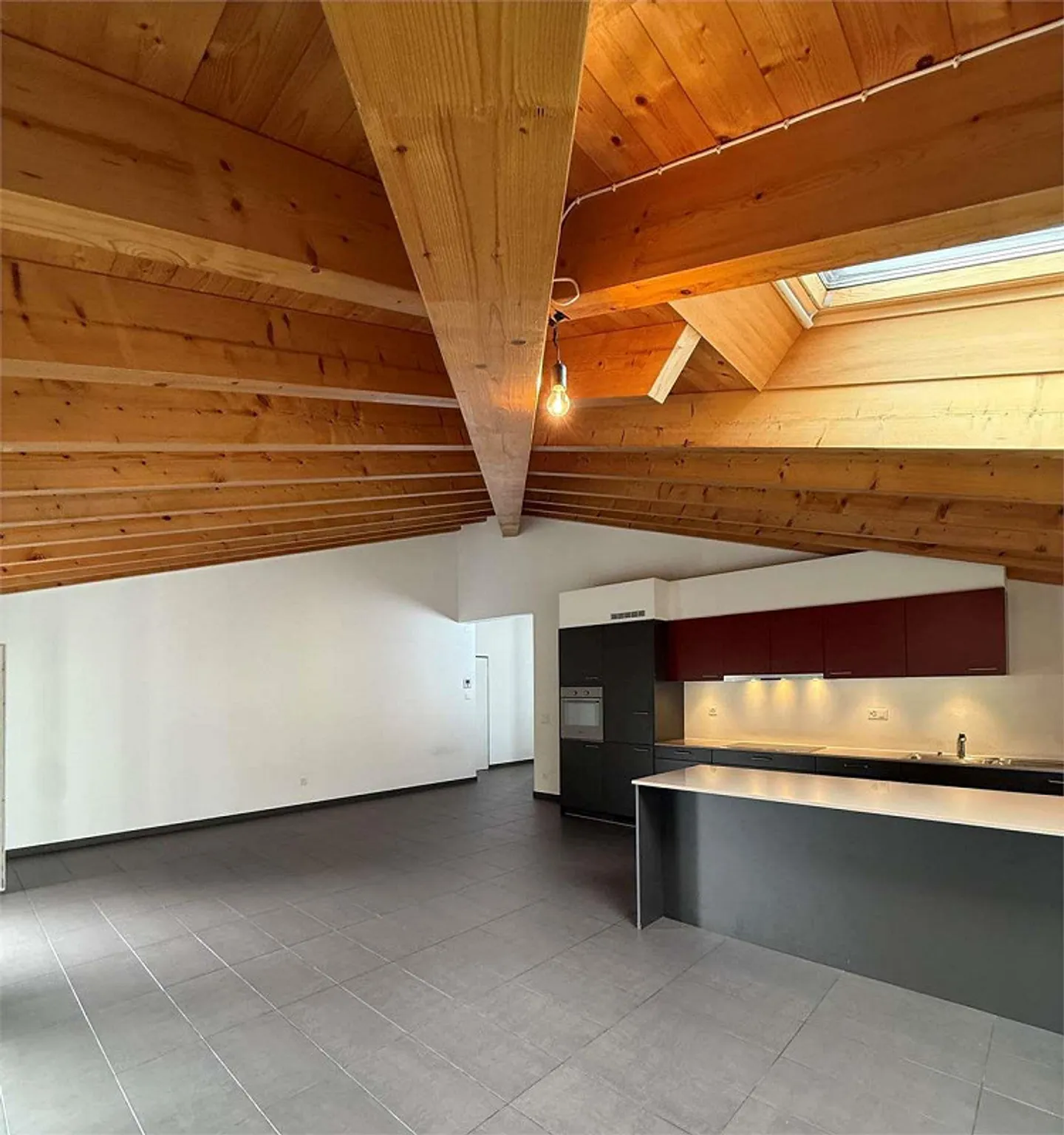 Appartement mansardé de 4,5 pièces, entouré de verdure à Cadro - Photo 3 sur 13