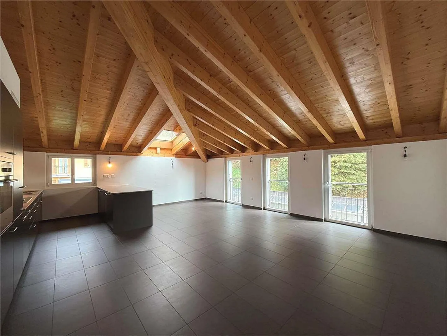 Appartement mansardé de 4,5 pièces, entouré de verdure à Cadro - Photo 4 sur 13