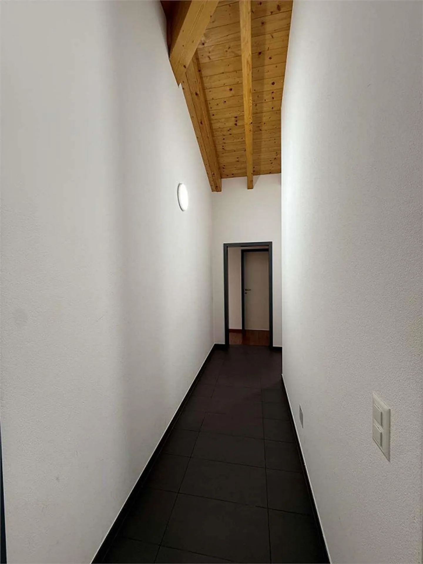 Appartement mansardé de 4,5 pièces, entouré de verdure à Cadro - Photo 7 sur 13