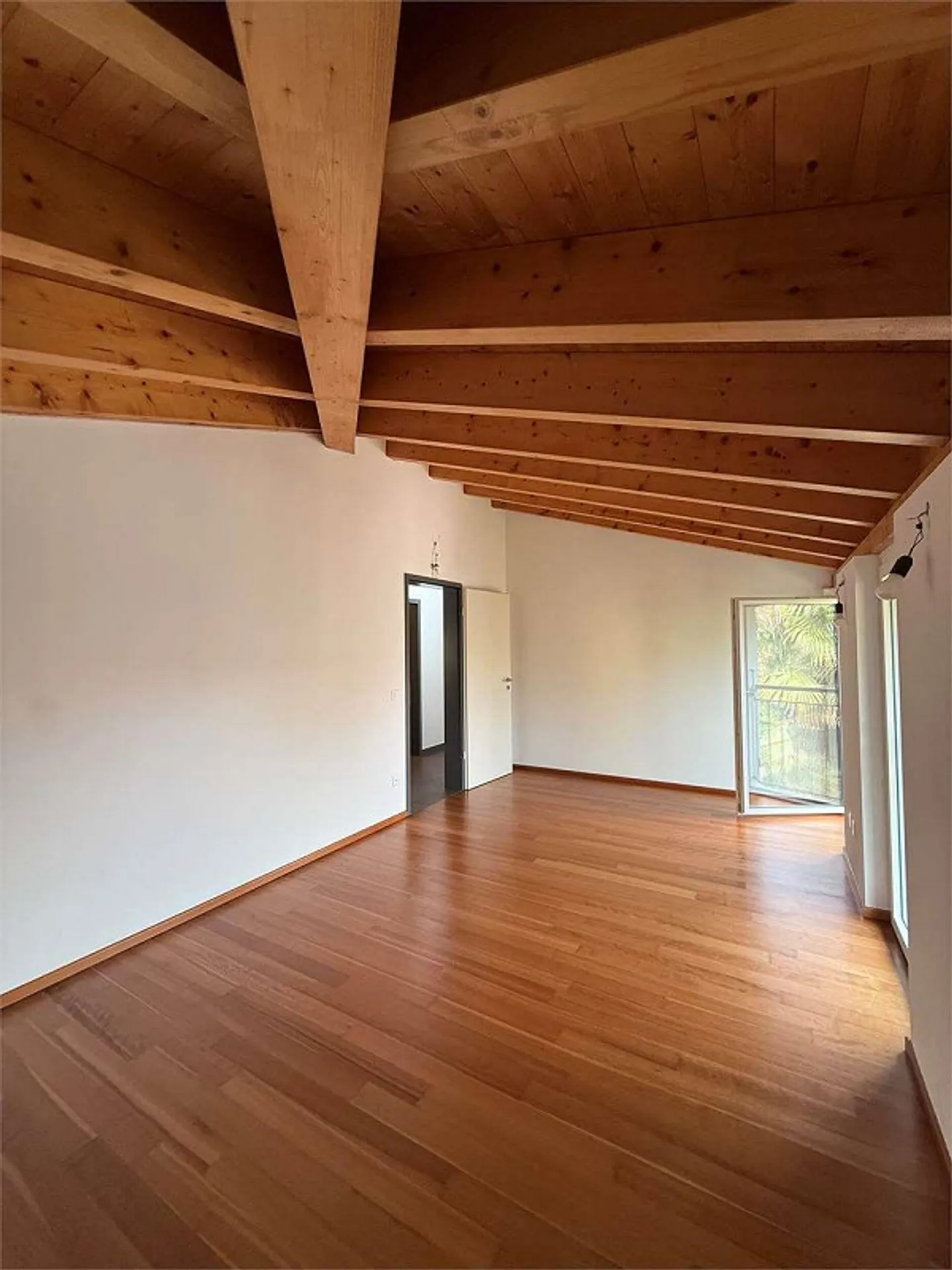 Appartement mansardé de 4,5 pièces, entouré de verdure à Cadro - Photo 9 sur 13