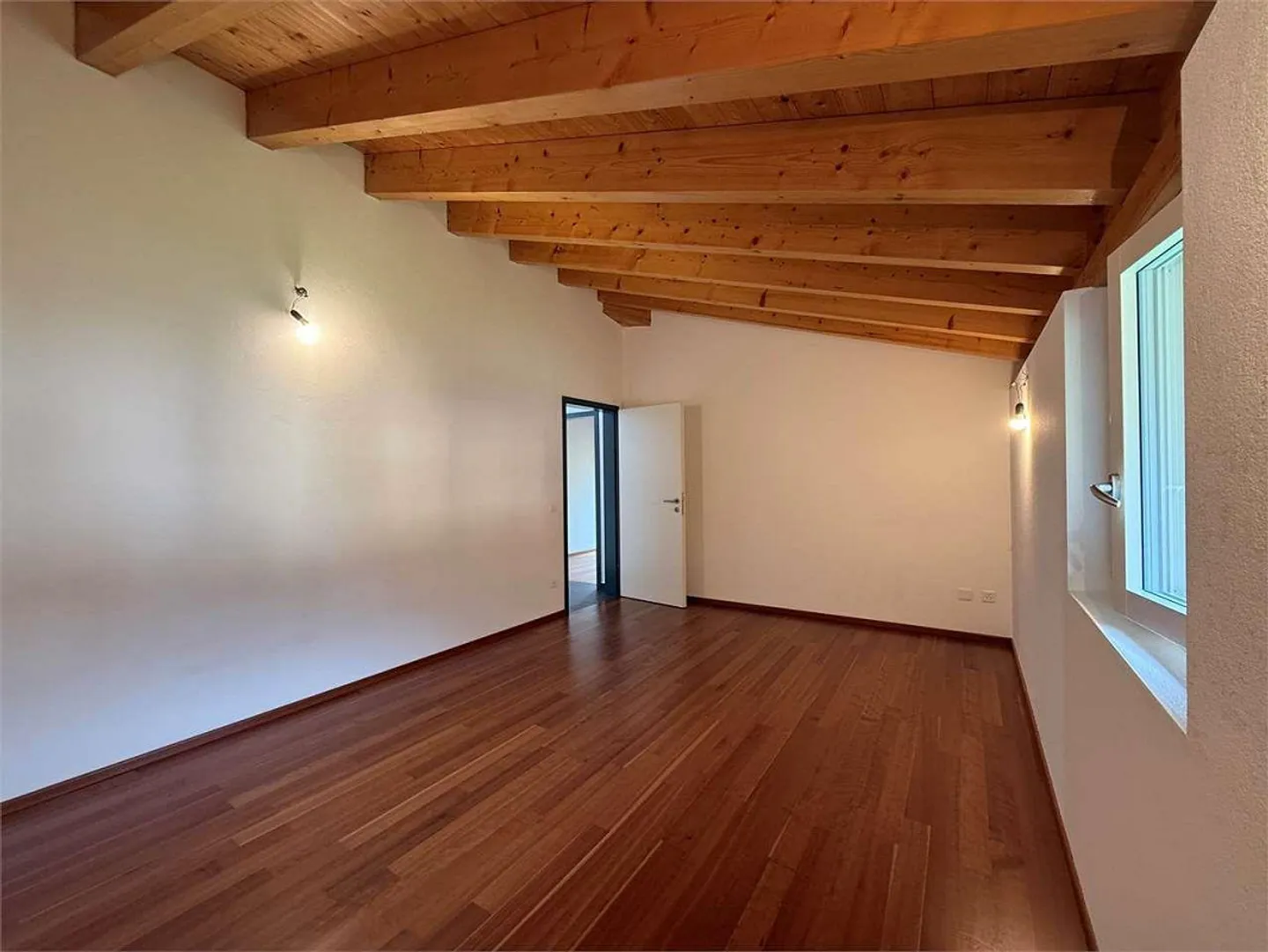 Appartement mansardé de 4,5 pièces, entouré de verdure à Cadro - Photo 10 sur 13