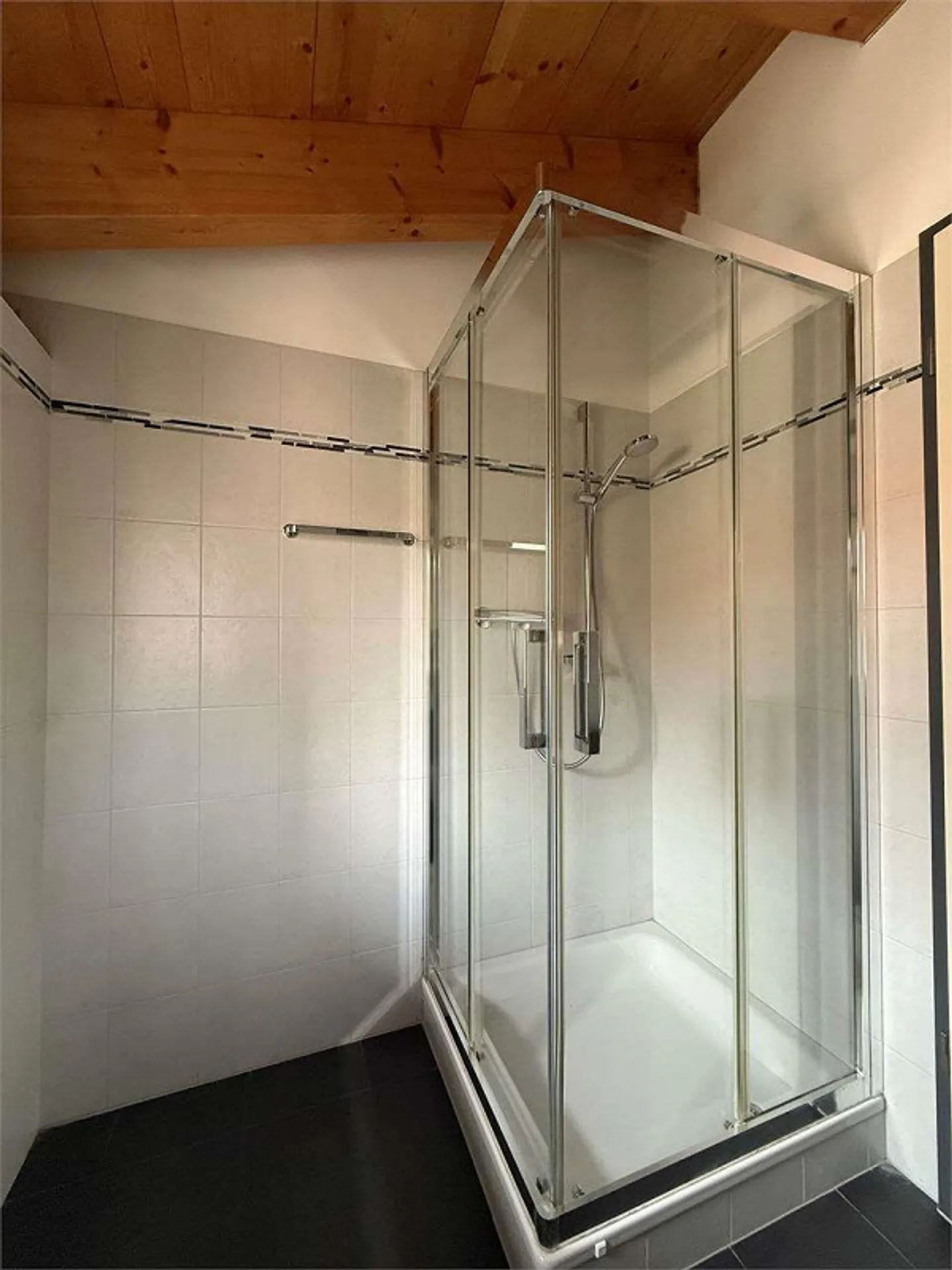 Appartement mansardé de 4,5 pièces, entouré de verdure à Cadro - Photo 12 sur 13