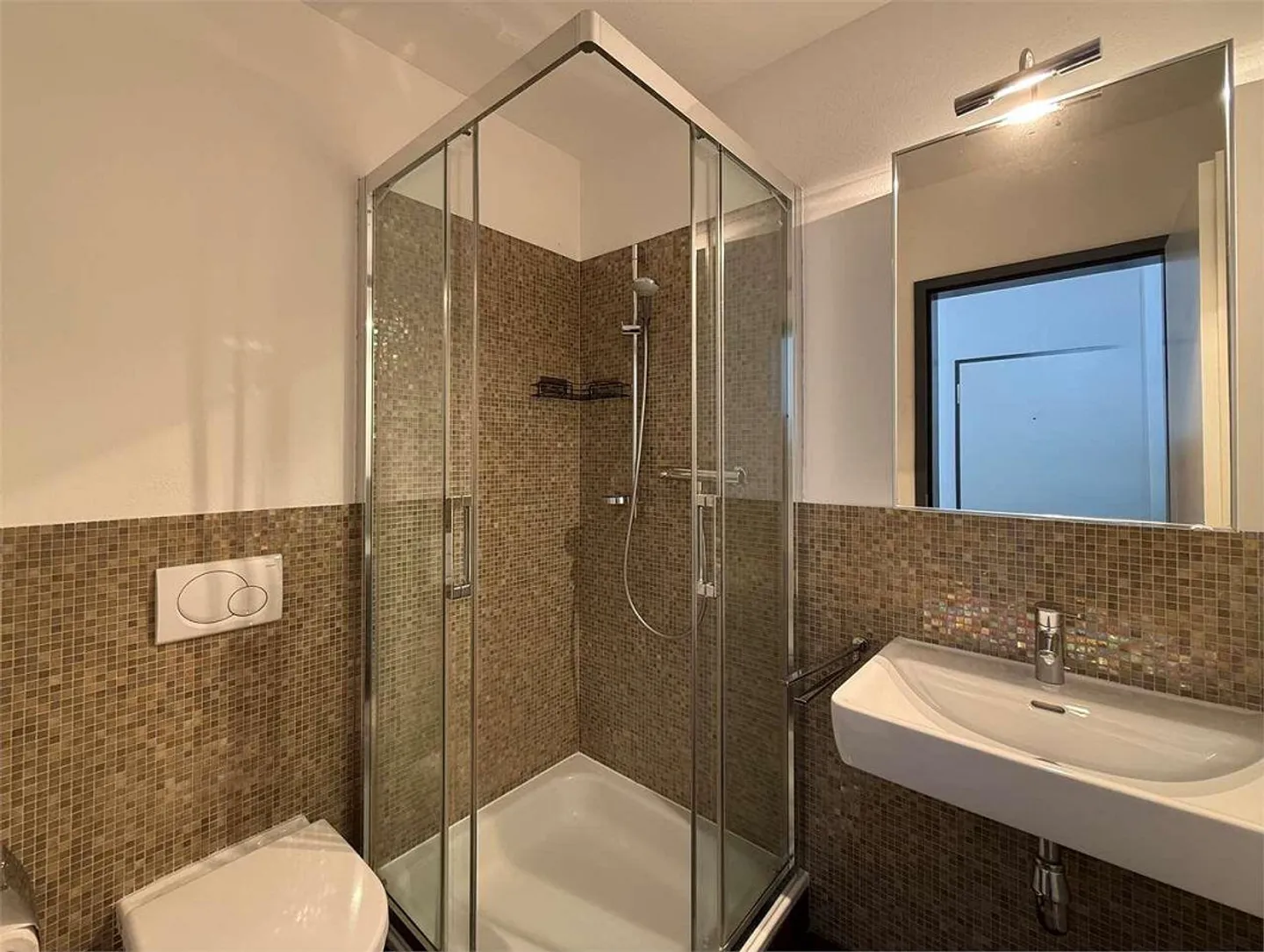 Appartement mansardé de 4,5 pièces, entouré de verdure à Cadro - Photo 13 sur 13