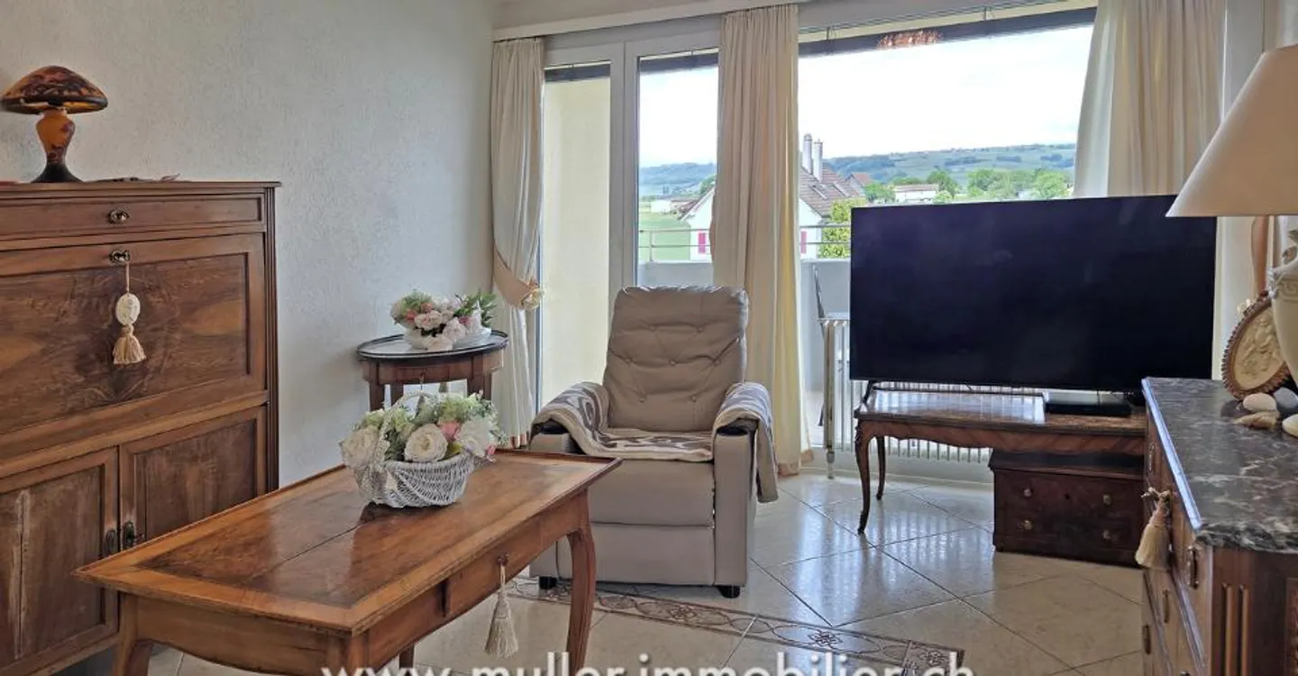 Charming Apartment with Scenic Views - Photo 6 of 13
