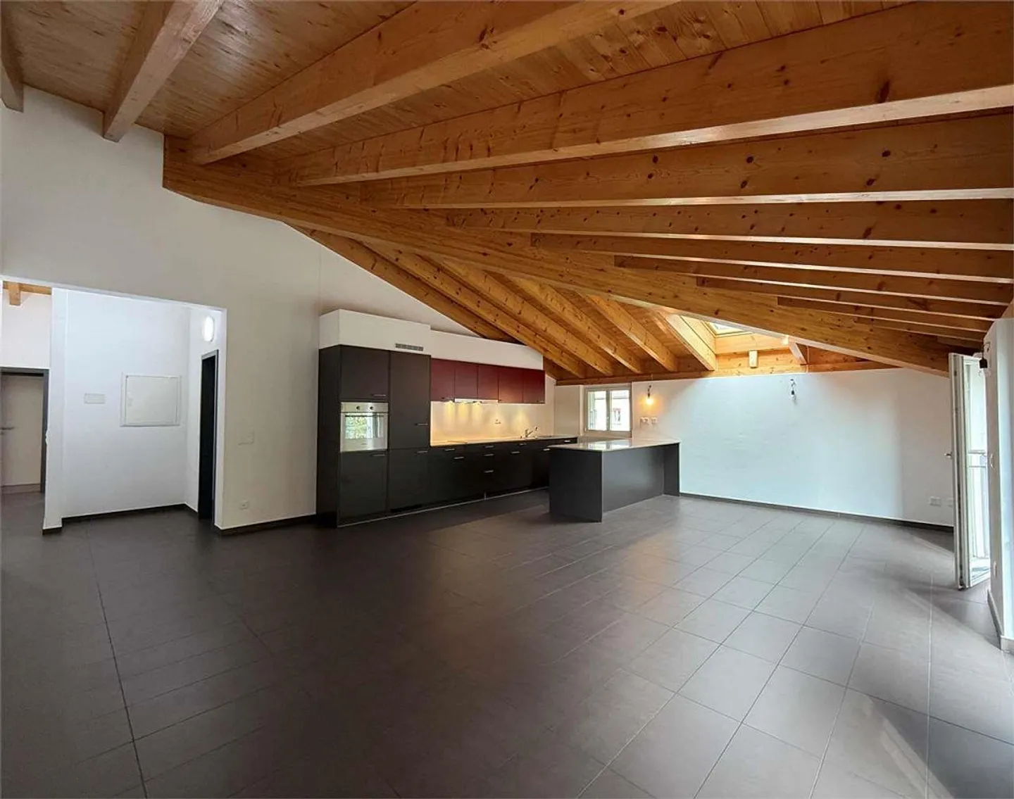Appartement mansardé de 4,5 pièces, entouré de verdure à Cadro - Photo 1 sur 13