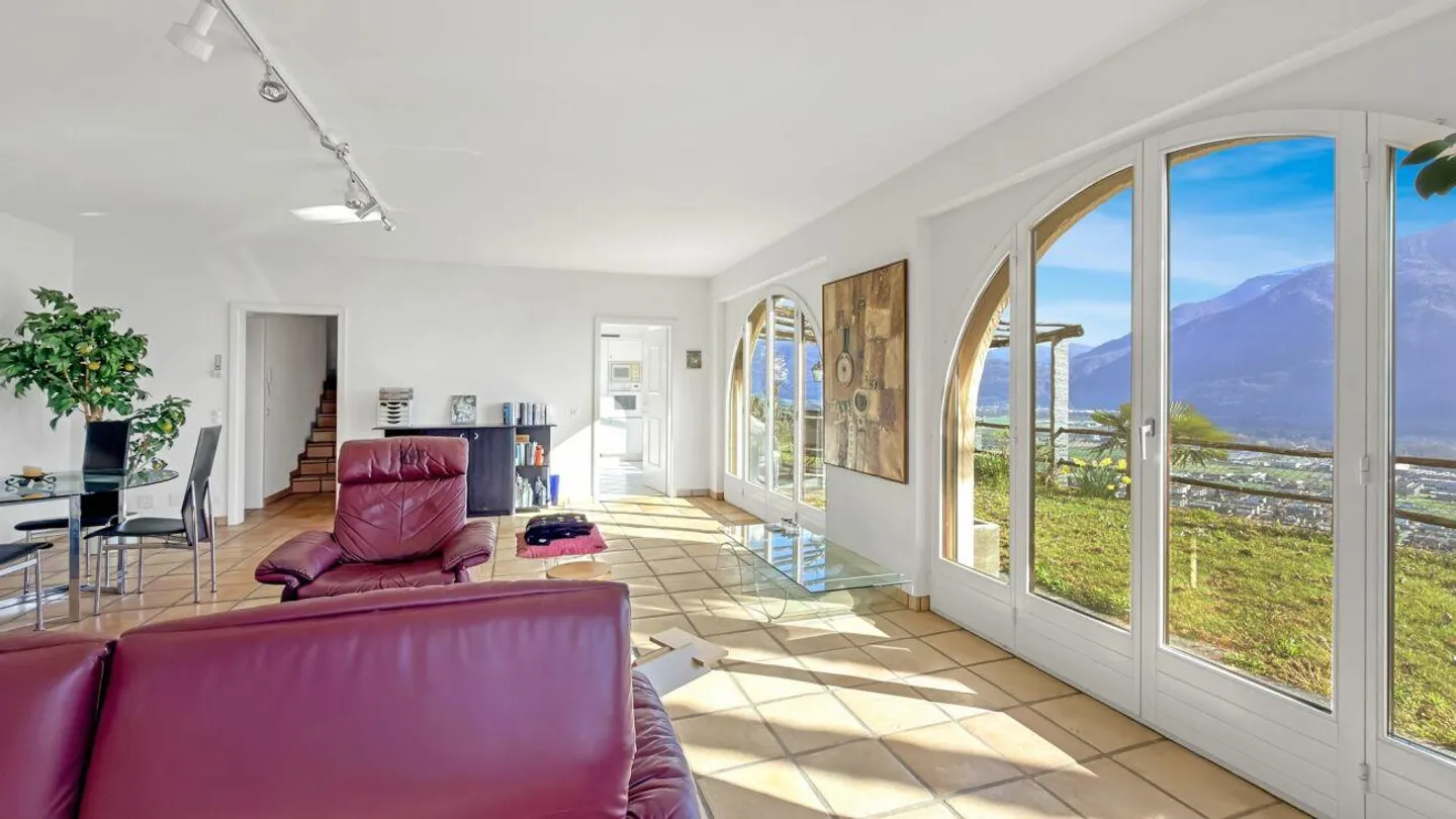 Incantevole casa familiare con vista lago - Foto 3 di 14