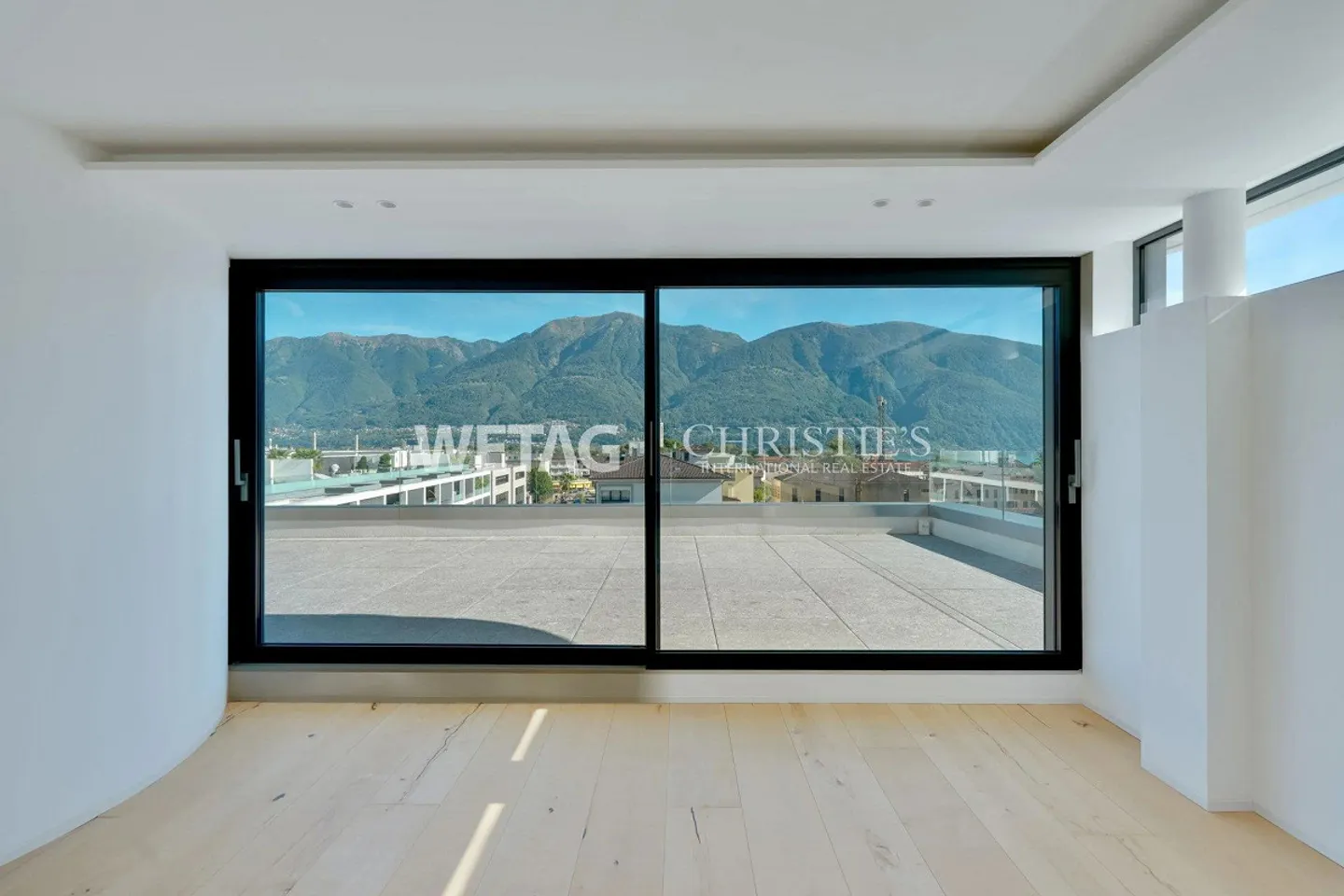 Luxury 5.5-Room Duplex Penthouse Apartment with Lake Maggiore View - Photo 8 of 13