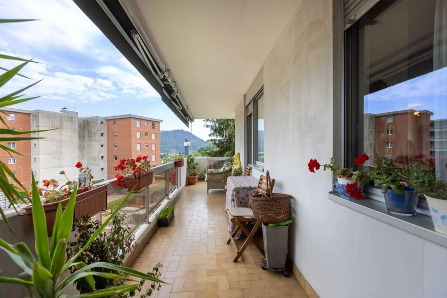 GROßES 5.5-ZIMMER-WOHNUNG MIT 3 TERRASSEN IN MORBIO INFERIORE - Foto 2 von 9