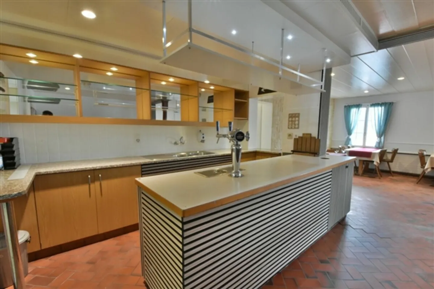 Restaurant en Emplacement de Choix! - Photo 11 sur 20