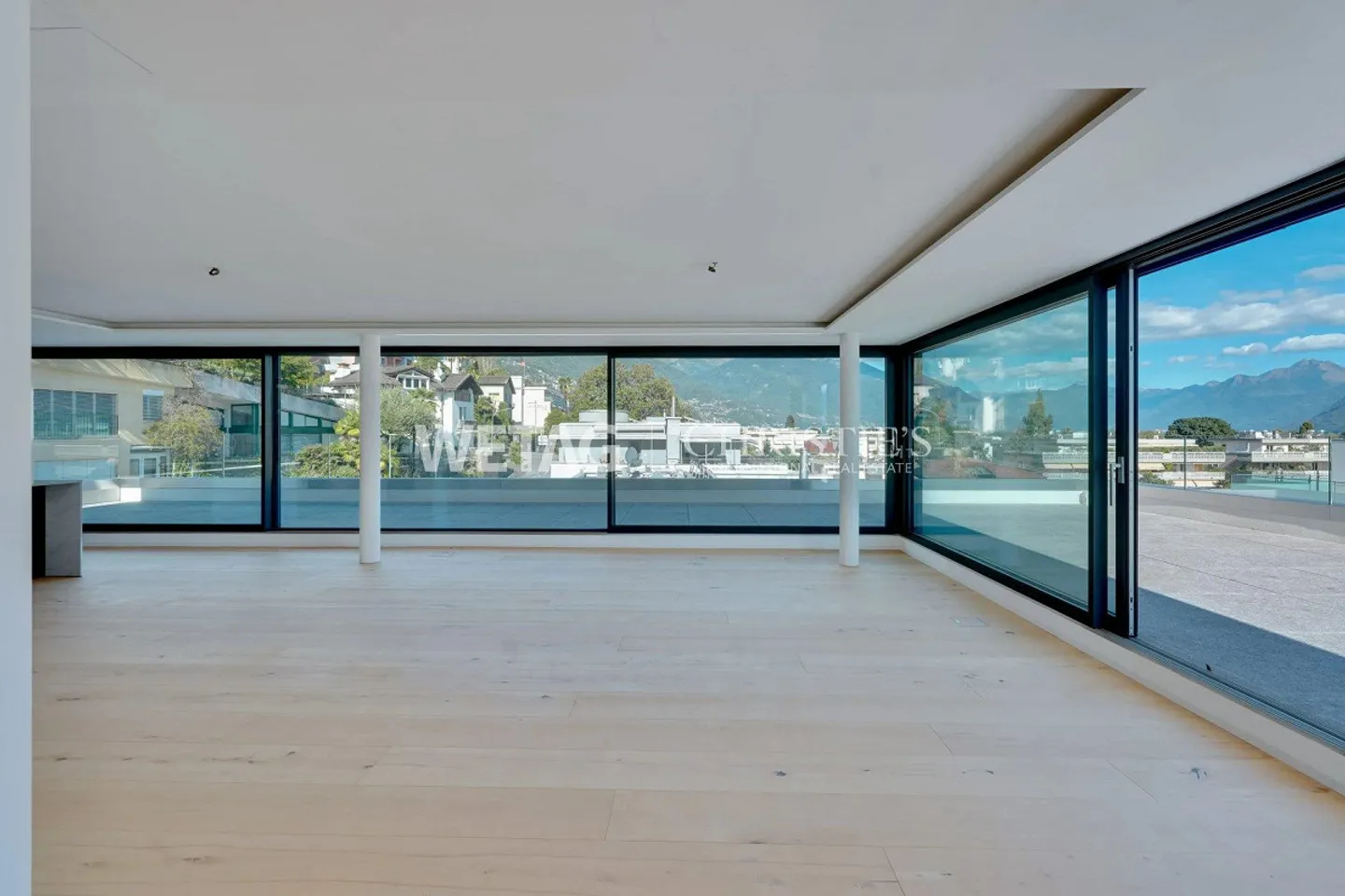 Luxury 5.5-Room Duplex Penthouse Apartment with Lake Maggiore View - Photo 4 of 13