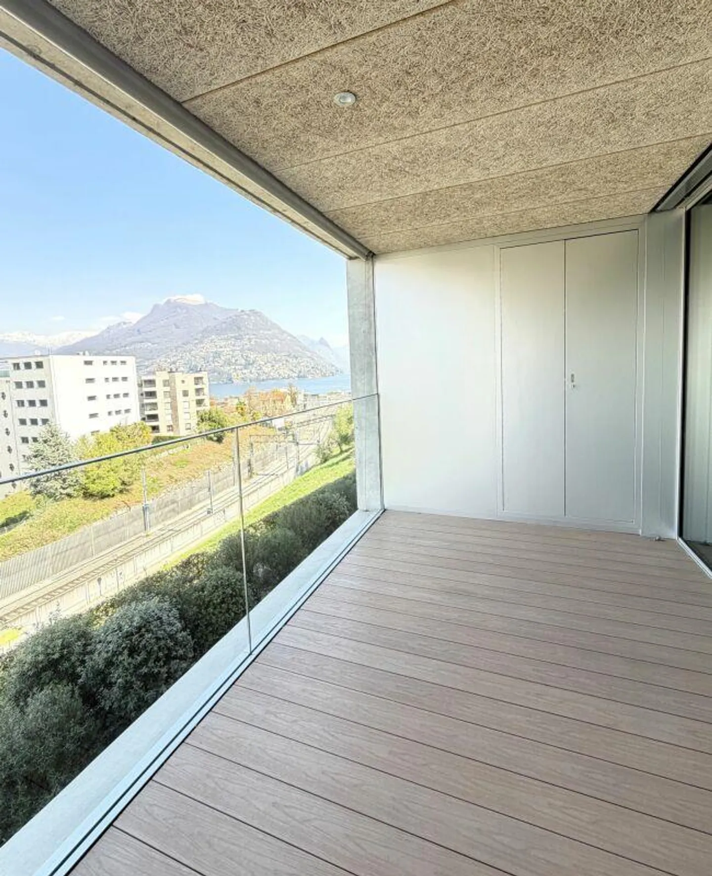 Modern lake view 3.5 rooms - Photo 10 of 11
