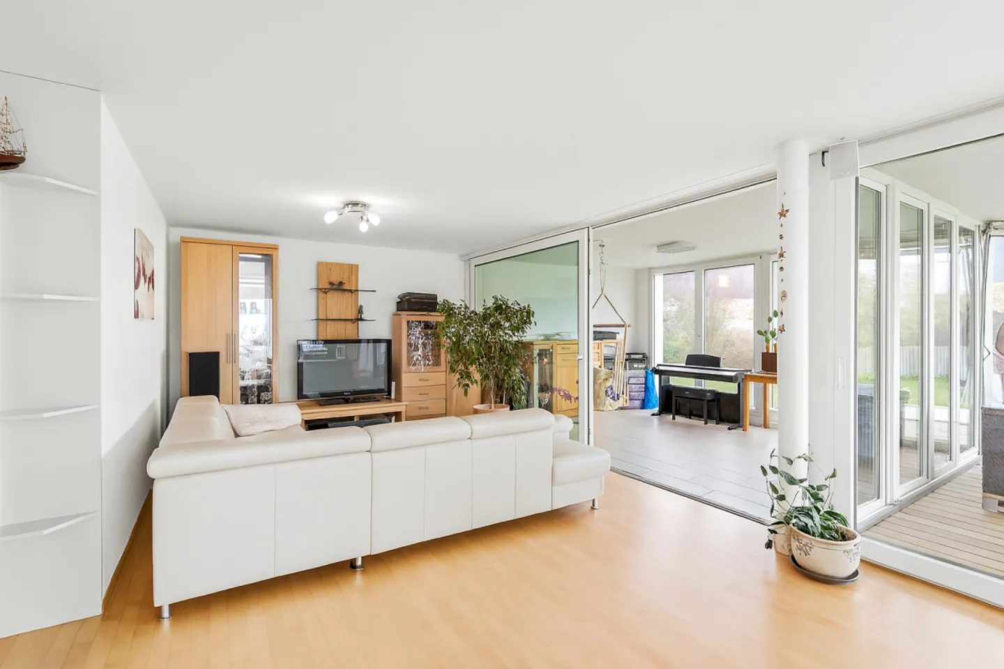 Ampio appartamento con giardino e parcella privata sul lago - Foto 3 di 8