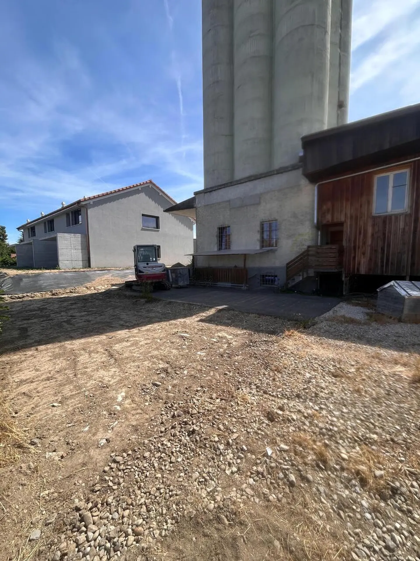 Warehouse with office and large outdoor area - Photo 4 of 6