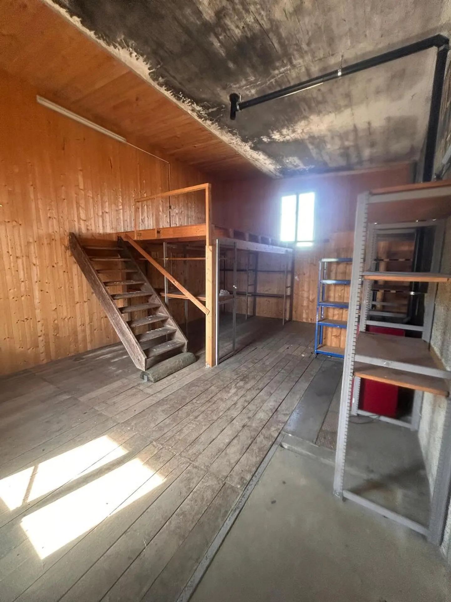 Warehouse with office and large outdoor area - Photo 5 of 6