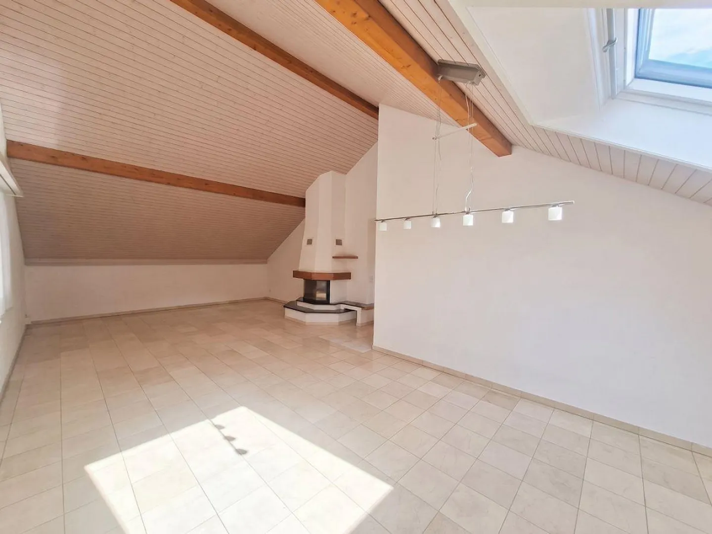 Beaucoup d'espace, bien entretenu avec cheminée - Photo 2 sur 11
