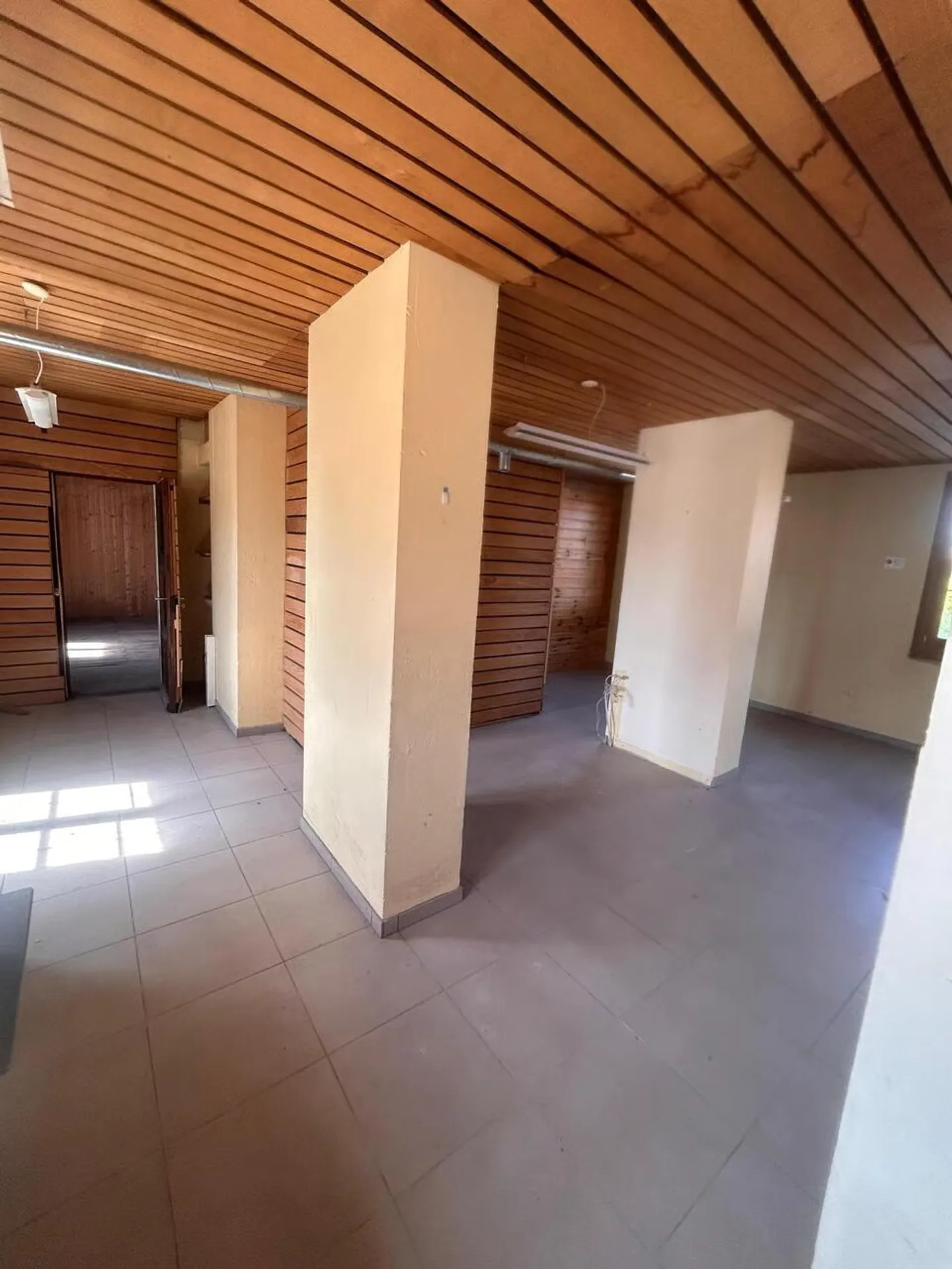 Warehouse with office and large outdoor area - Photo 6 of 6