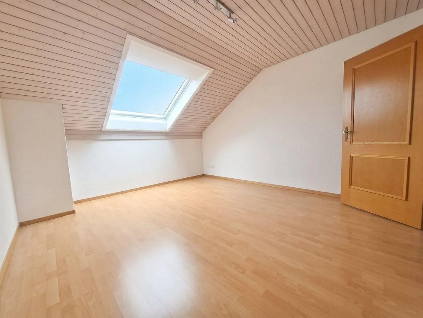 Beaucoup d'espace, bien entretenu avec cheminée - Photo 6 sur 11