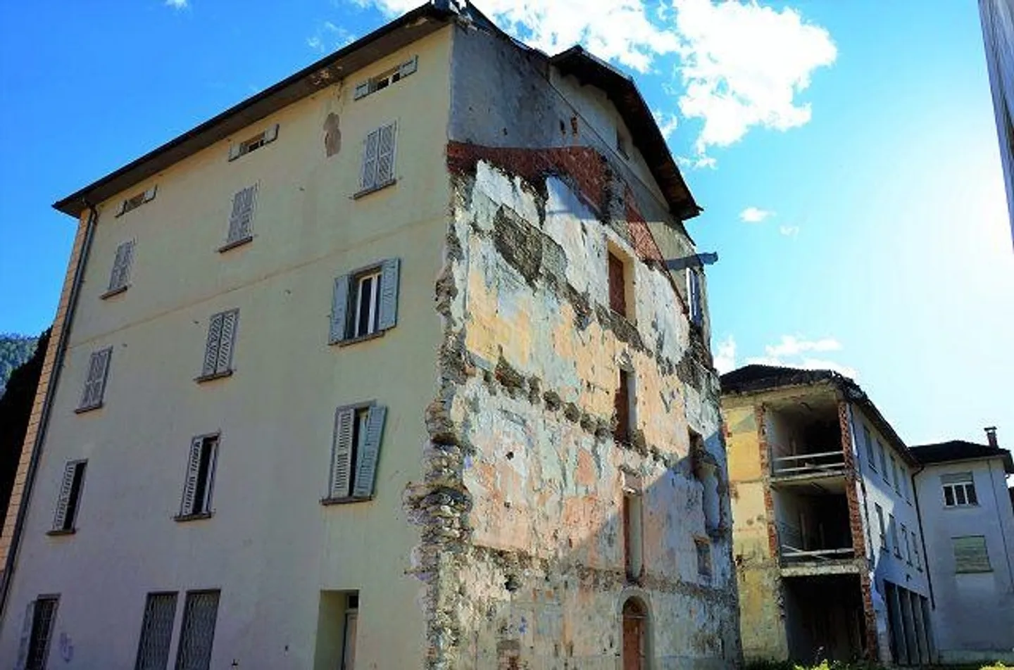 «Grande proprietà da ristrutturare con progetto approvato / grosse Liegenschaft mit Umbauprojekt» - Foto 36 di 56