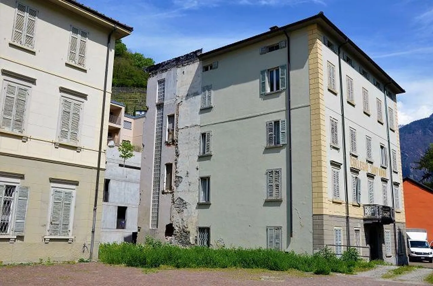«Grande proprietà da ristrutturare con progetto approvato / grosse Liegenschaft mit Umbauprojekt» - Foto 40 di 56