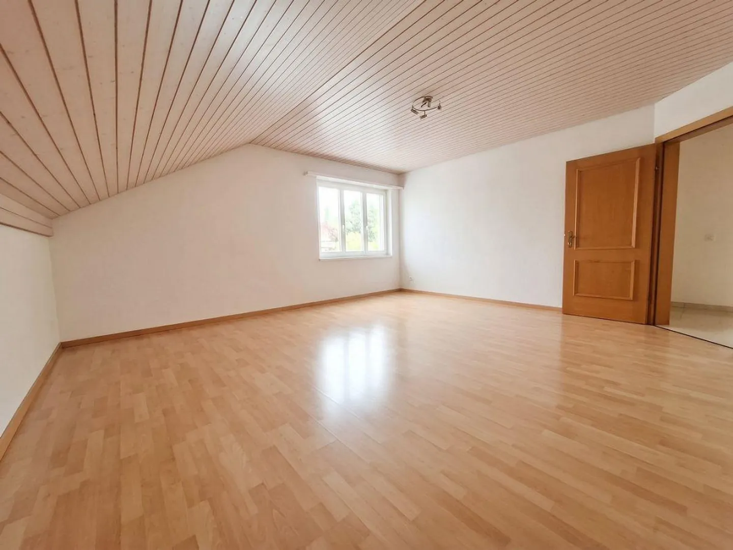 Beaucoup d'espace, bien entretenu avec cheminée - Photo 5 sur 11