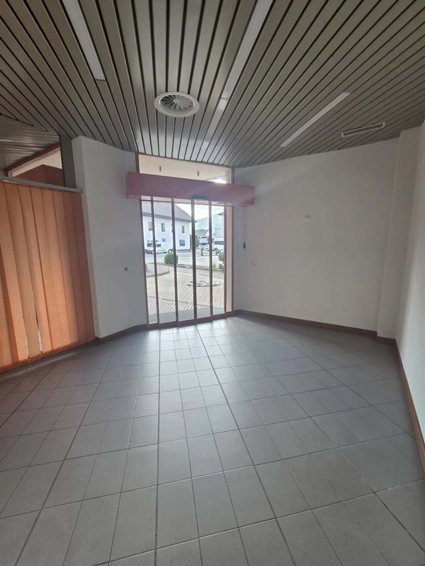 Gewerberaum mit Grosser Sichtbarkeit - Foto 1 von 7