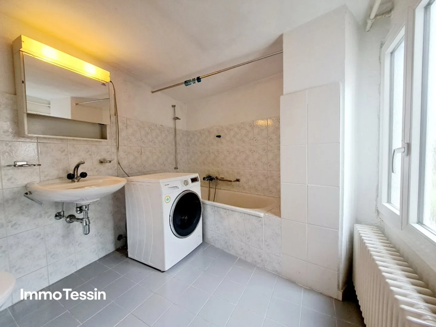 RENTAL: House with 3 apartments in a prime location, with lake view, indoor pool & large garden - Photo 13 of 13