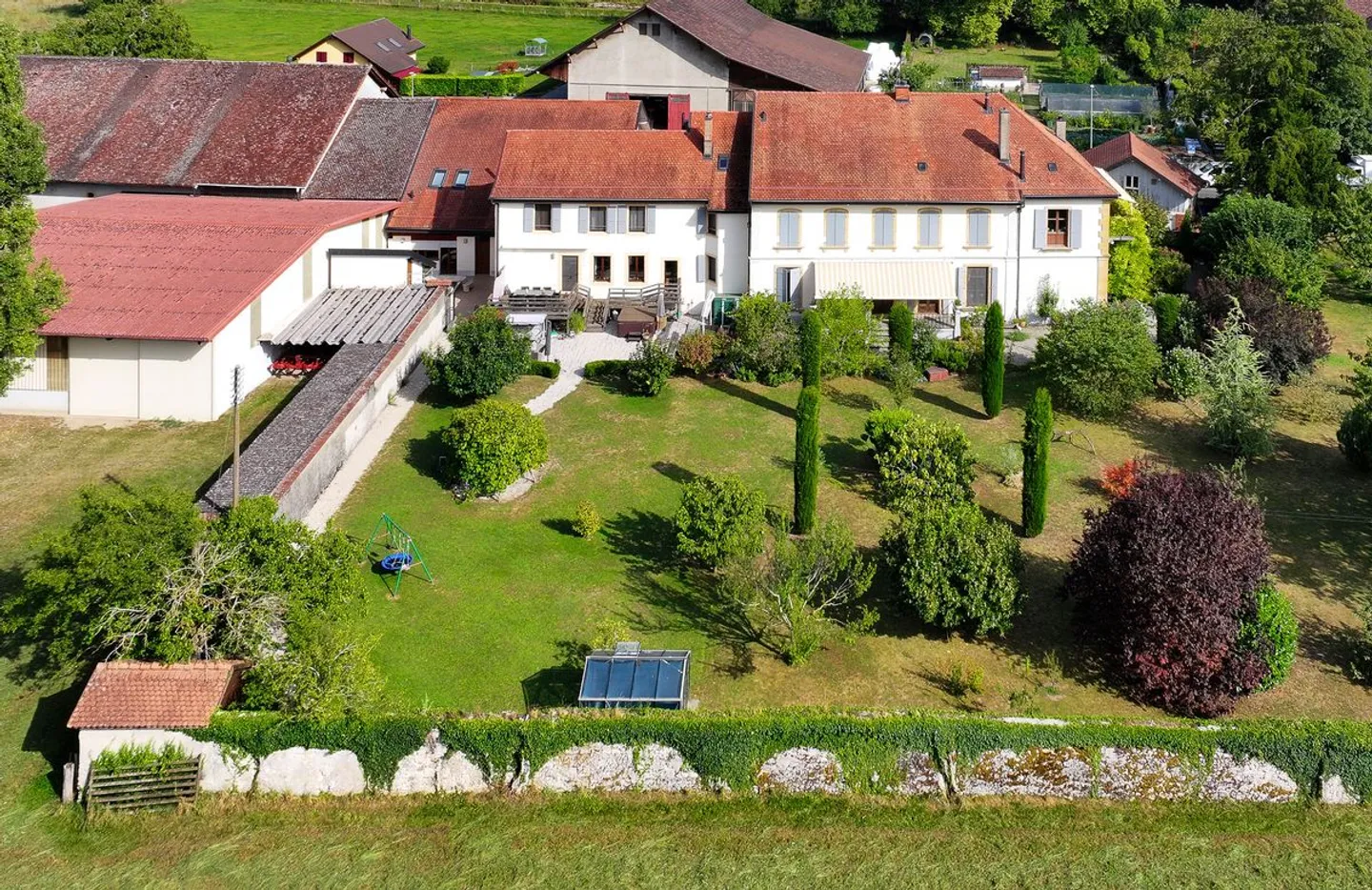 Ihr neues Leben beginnt hier, in einer warmen Umgebung, wo Raum, Licht und Charme sich treffen - Foto 1 von 13