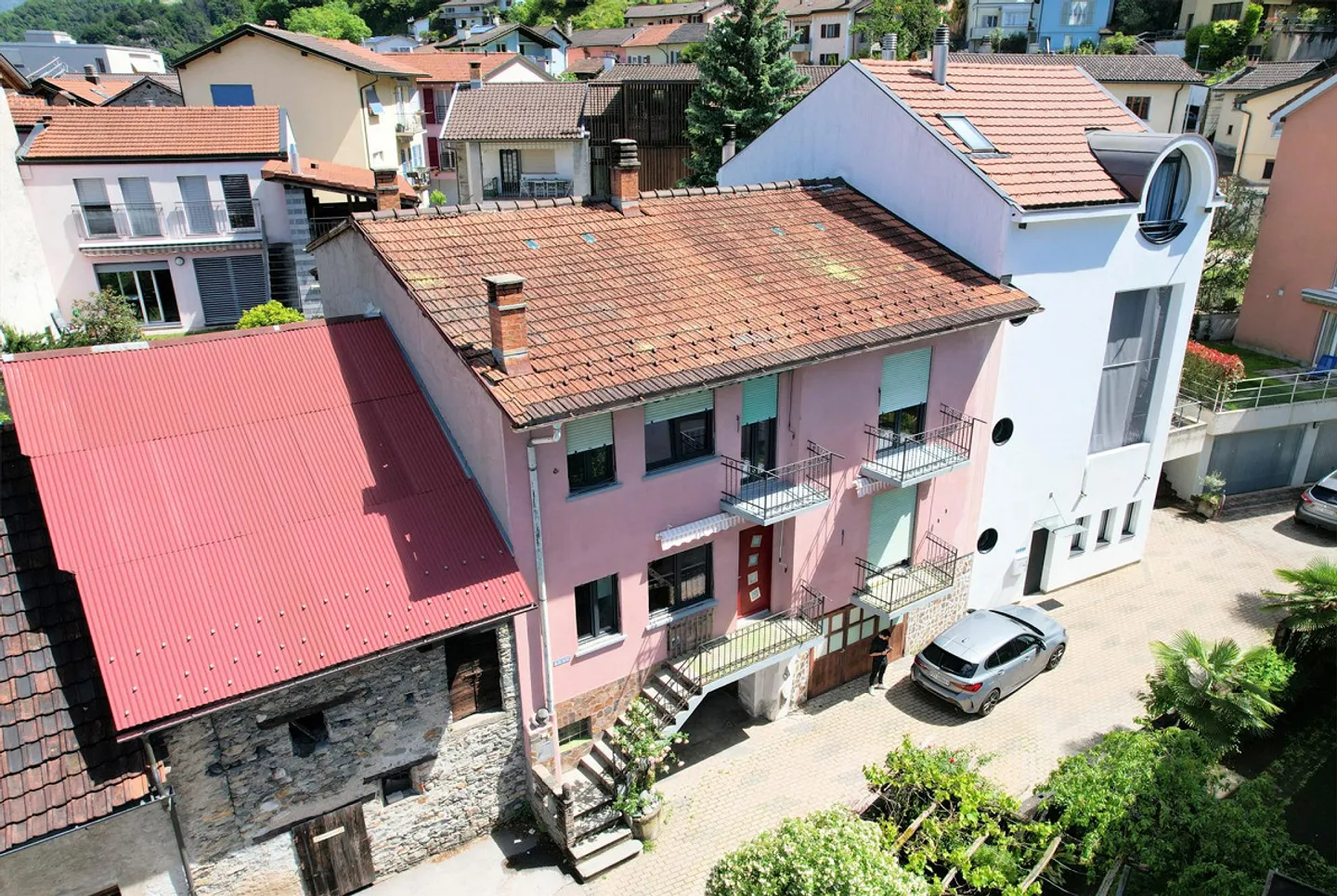 Spaziosa casa bifamiliare in zona comoda e strategica - Foto 1 di 16