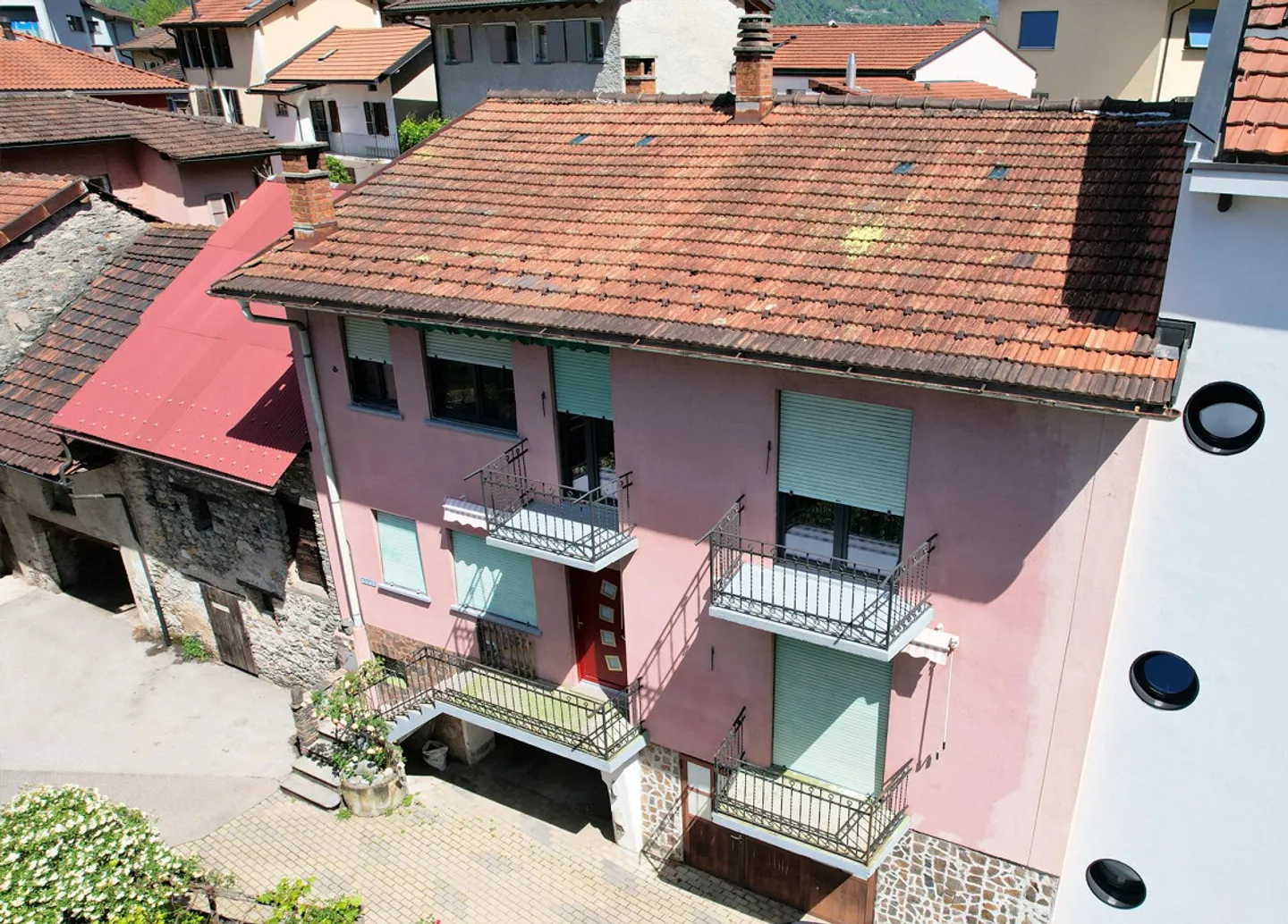 Spaziosa casa bifamiliare in zona comoda e strategica - Foto 2 di 16