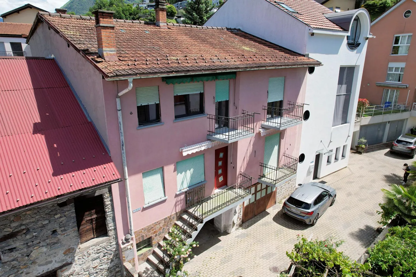 Spaziosa casa bifamiliare in zona comoda e strategica - Foto 3 di 16