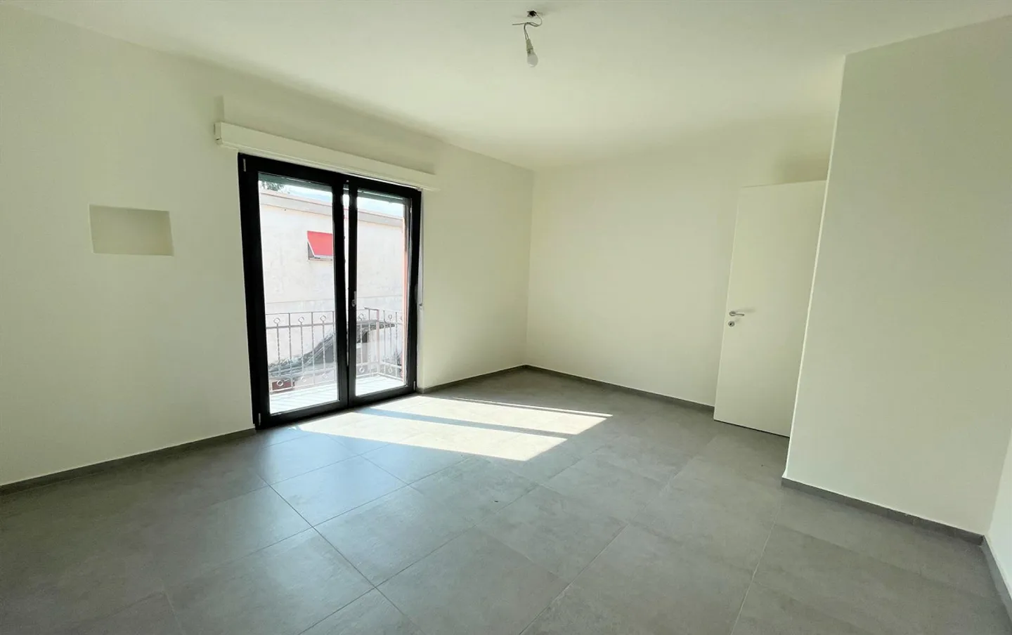 Spaziosa casa bifamiliare in zona comoda e strategica - Foto 5 di 16