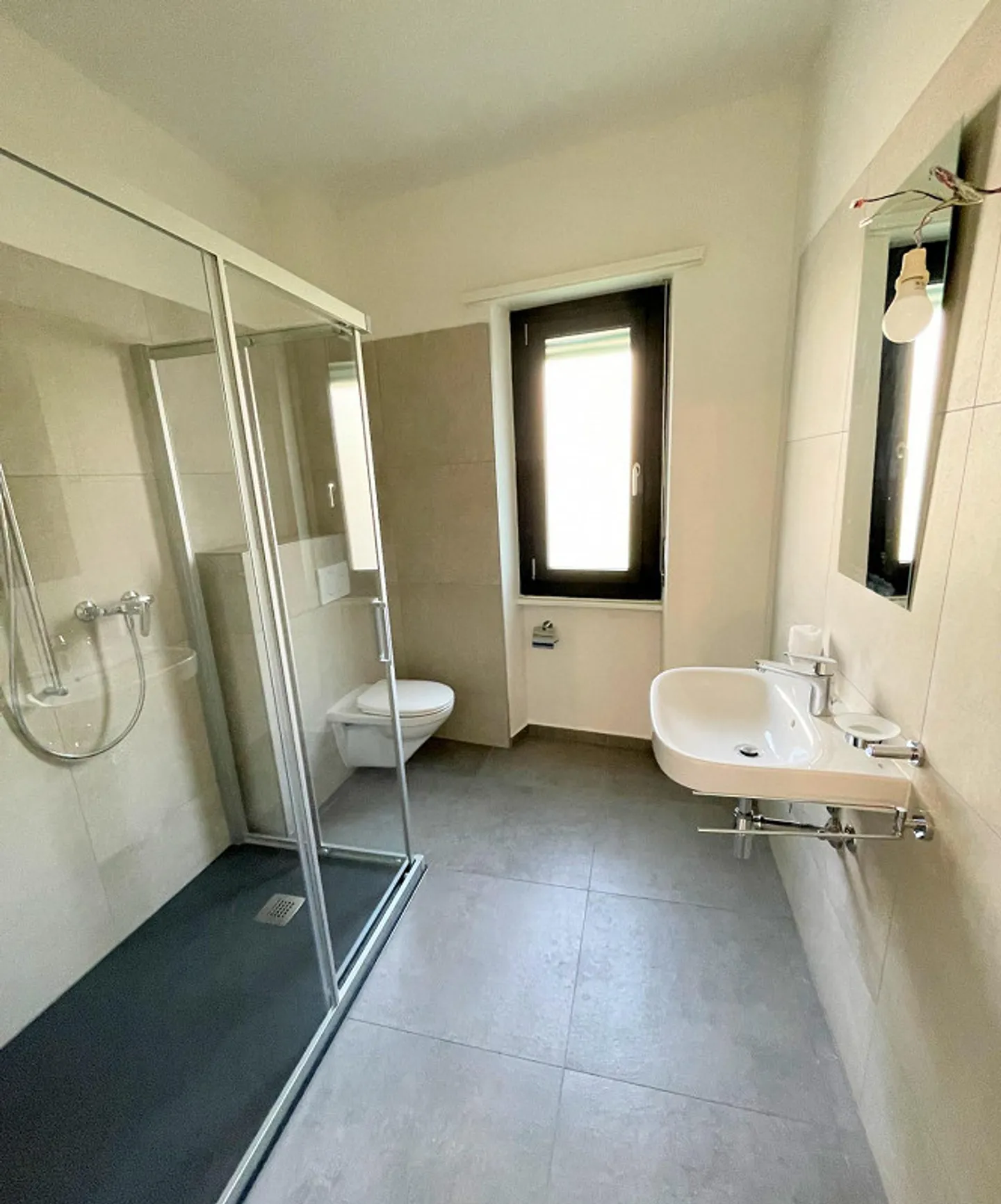Spaziosa casa bifamiliare in zona comoda e strategica - Foto 7 di 16