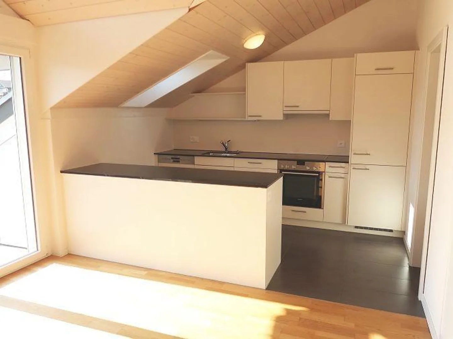 Charmante Dachwohnung in Zentraler Lage - Foto 2 von 11