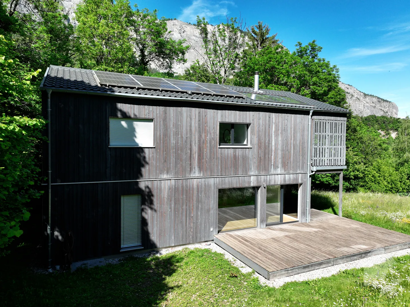 Beautiful recent 6.5-room villa with garage located in an idyllic setting. - Photo 40 of 41