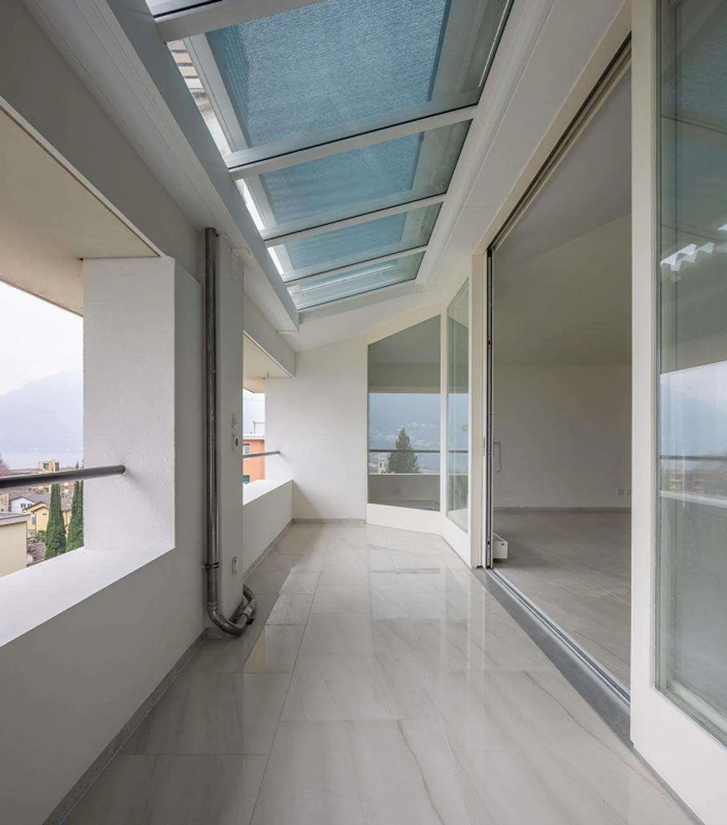 Duplex for rent in Melide with lake view and large balcony - Photo 5 of 13