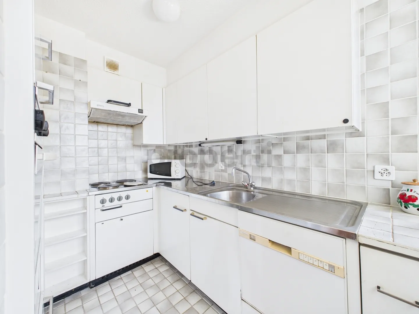 A spacious 4.5 with great renovation potential in Crans-Montana - Photo 4 of 10