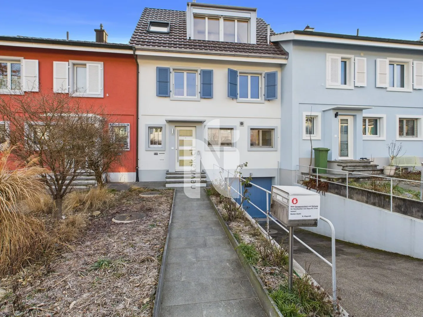 Affascinante casa a schiera ristrutturata con giardino, garage e vista - Foto 1 di 12