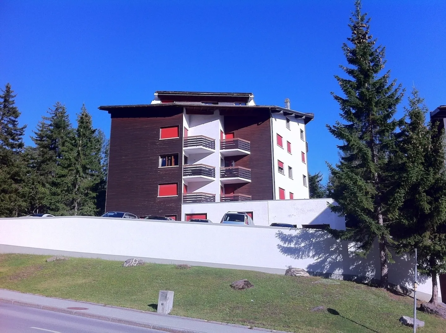 A spacious 4.5 with great renovation potential in Crans-Montana - Photo 2 of 10