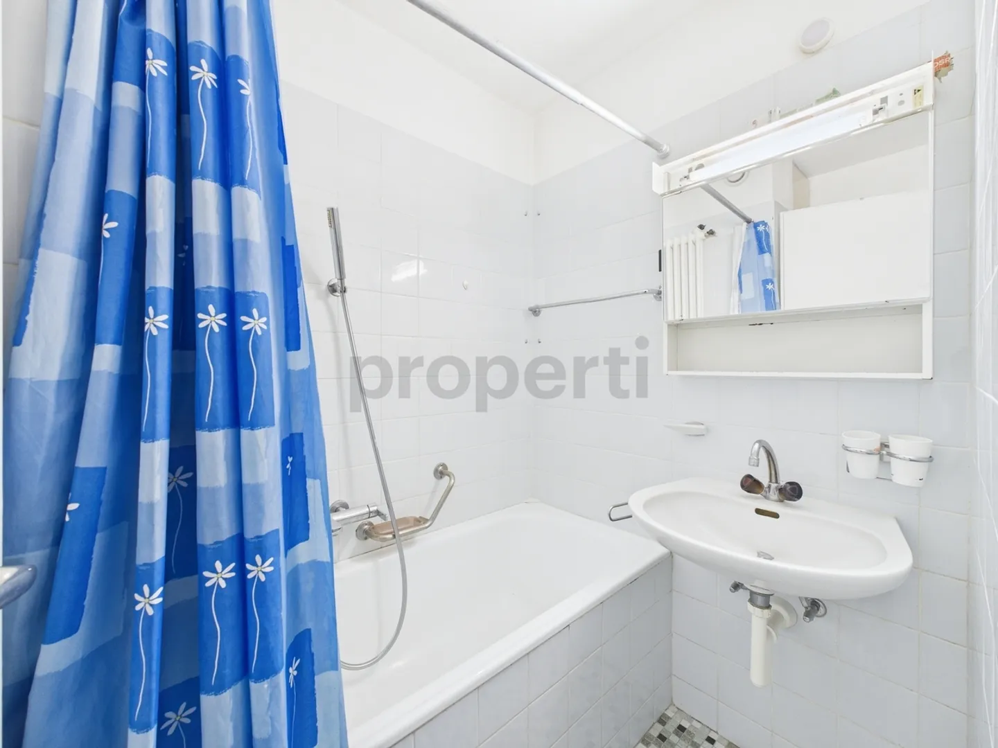 A spacious 4.5 with great renovation potential in Crans-Montana - Photo 6 of 10